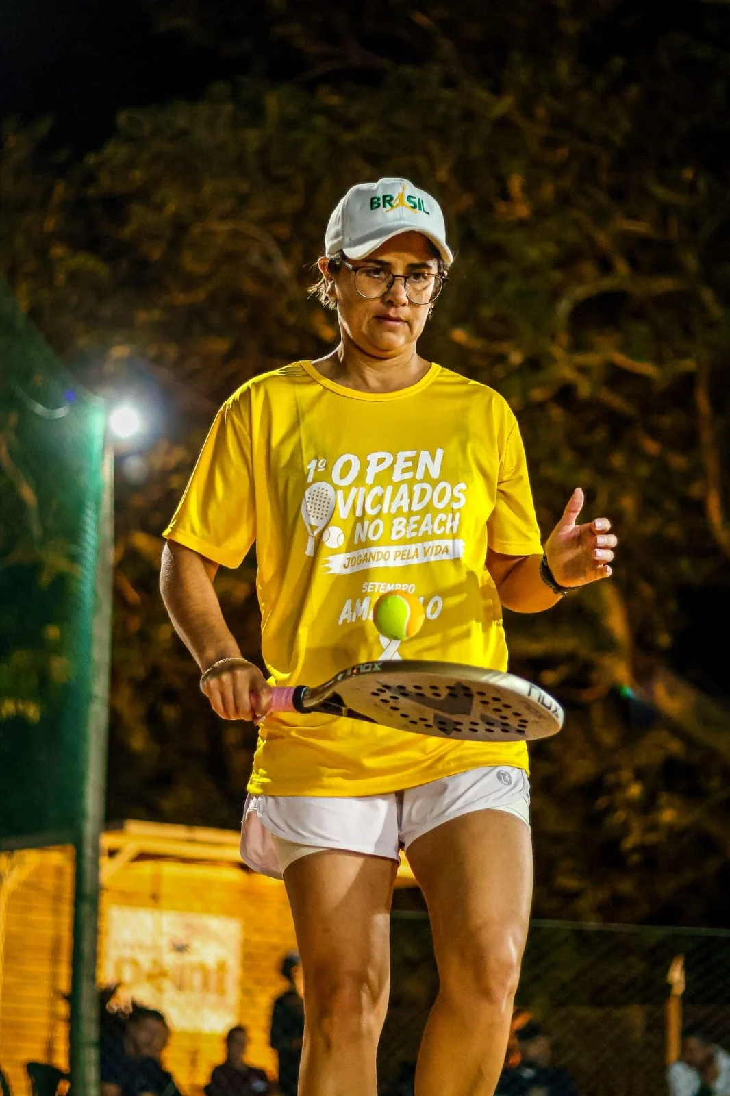 Partida de beach tennis na areia